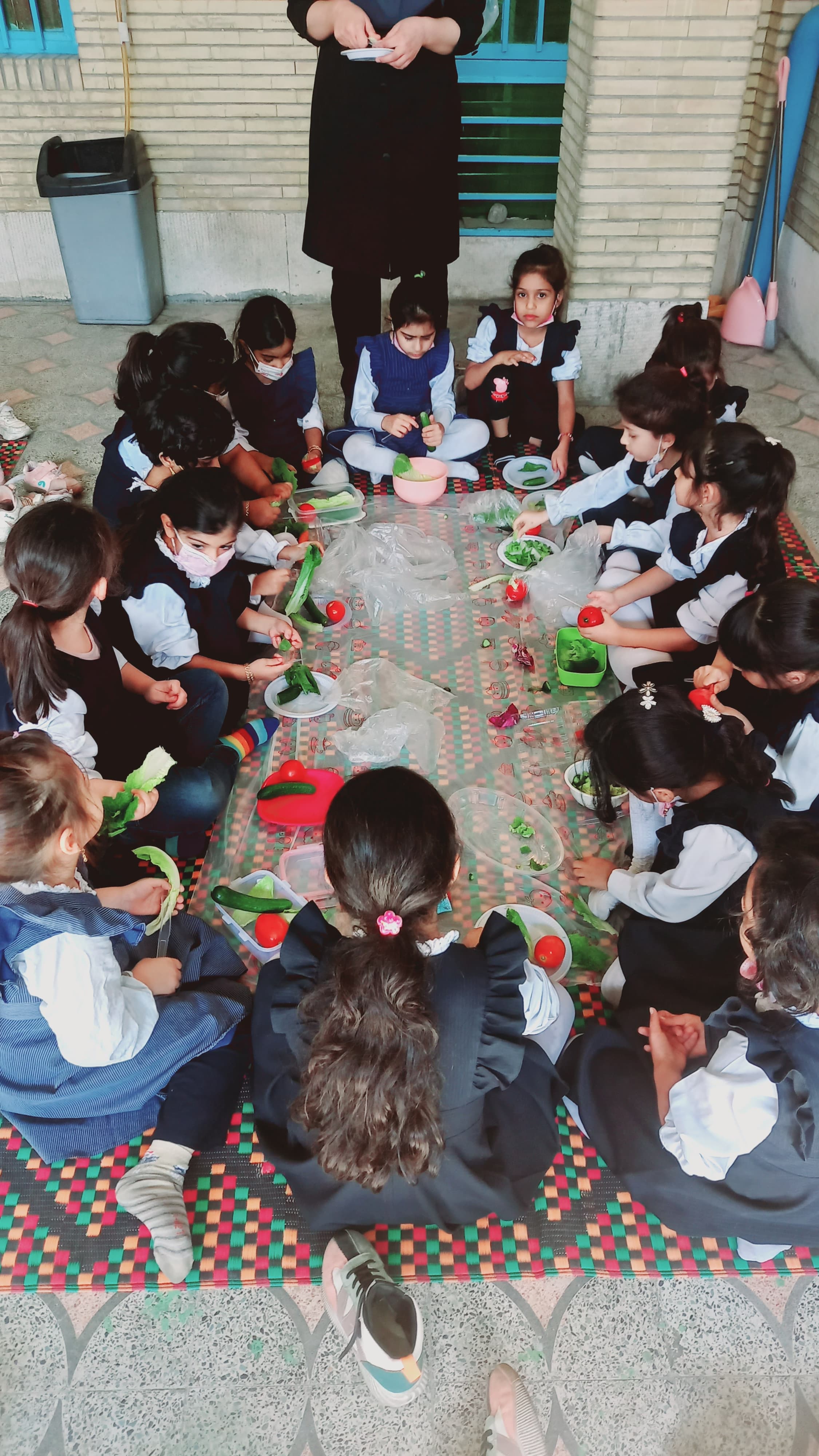 درست کردن سالاد توسط نوگلان پیش دبستانی